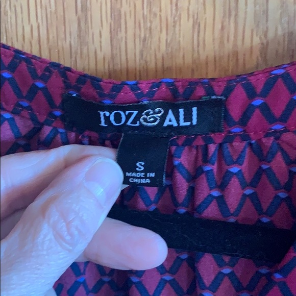 Sleeveless Blouse - Picture 2 of 5